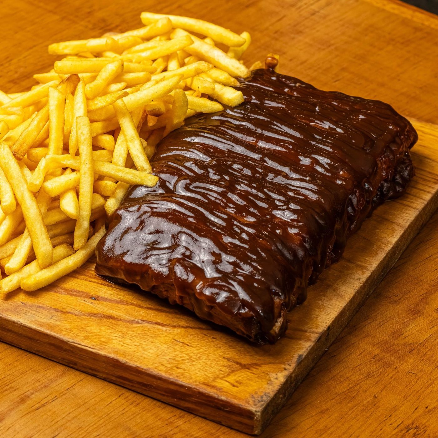 Costela com barbecue e batata frita na tábua